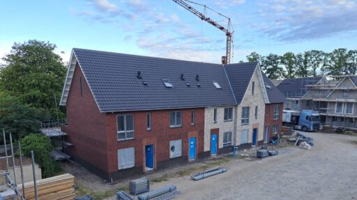 Eerste woningen uit de steigers bij nieuwbouwproject RemmensBerg te Sint Anthonis